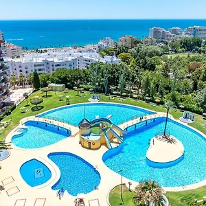 centrico-apartamento-con-terraza-vistas-al-mar-piscinas.hotelsinnerja.org/